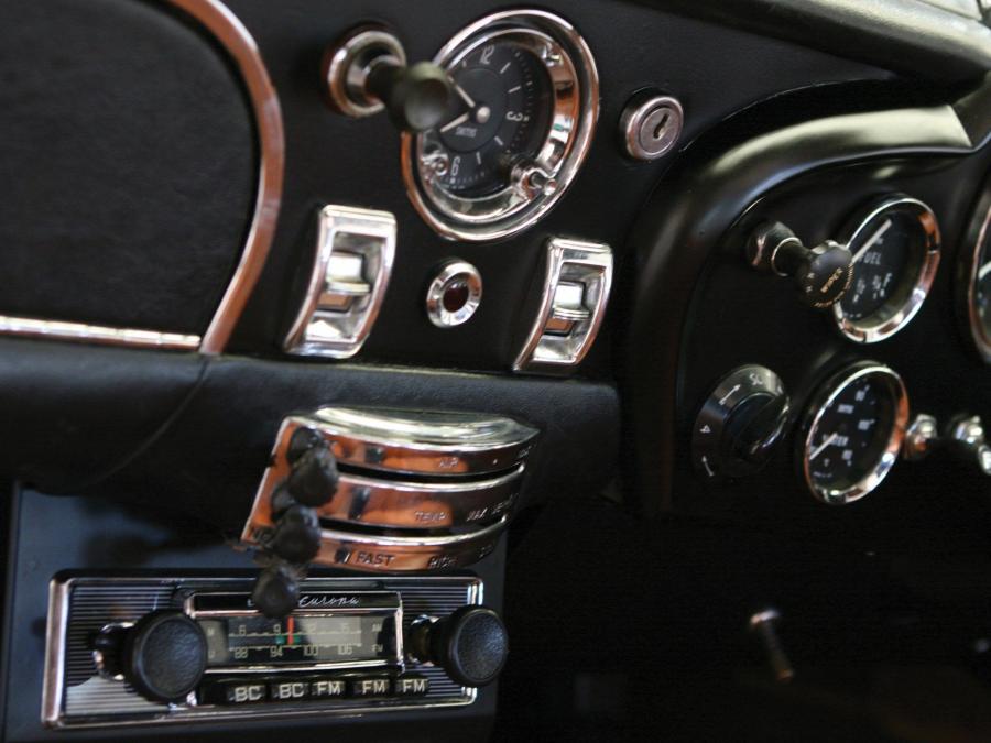 Детали интерьера Aston Martin DB6 1968 года  (UK) (фото 10 из 18)